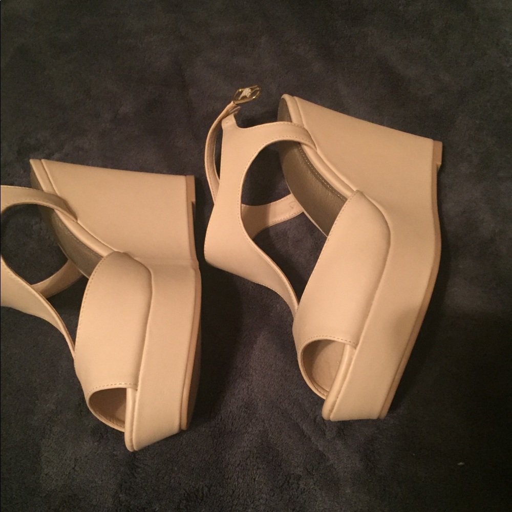 Wedge nude